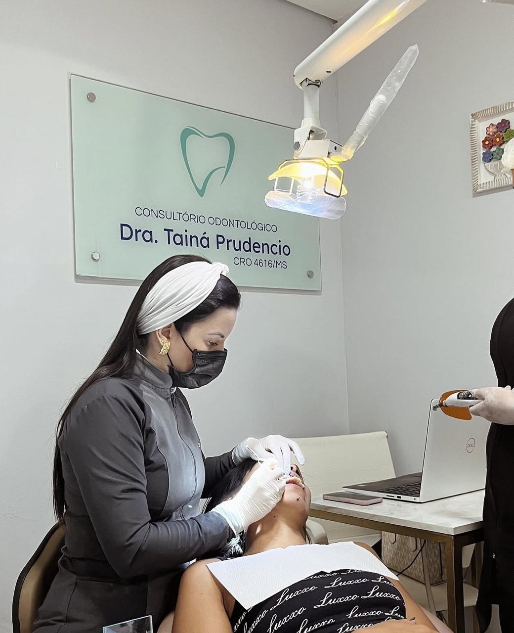 Atendimento odontológico em consultório da Dra. Tainá Prudêncio
