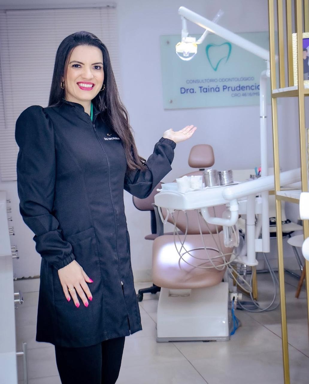 Dra. Tainá Prudêncio no consultório odontológico